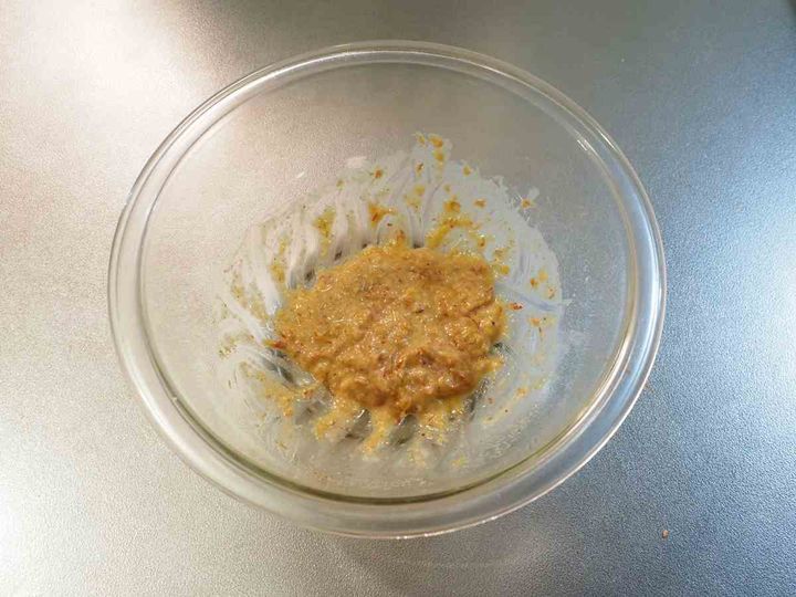 七味ごまみそだれを混ぜ合わせる様子