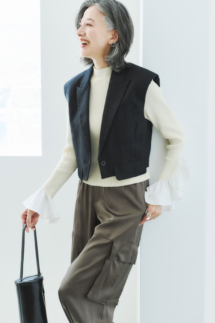 ニット¥23,100／マサコ テラニシ （アプレドゥマン）、ベスト¥42,900／ソブ（フィルム）、パンツ※10月中旬発売¥18,000／バナナ・リパブリック、イヤカフ¥34,100／バージュエリー（エルディスト ショールーム）、リング¥19,800／ワンエーアールバイウノアエレ（ウノアエレ ジャパン）、バッグ¥35,200／ローソウル