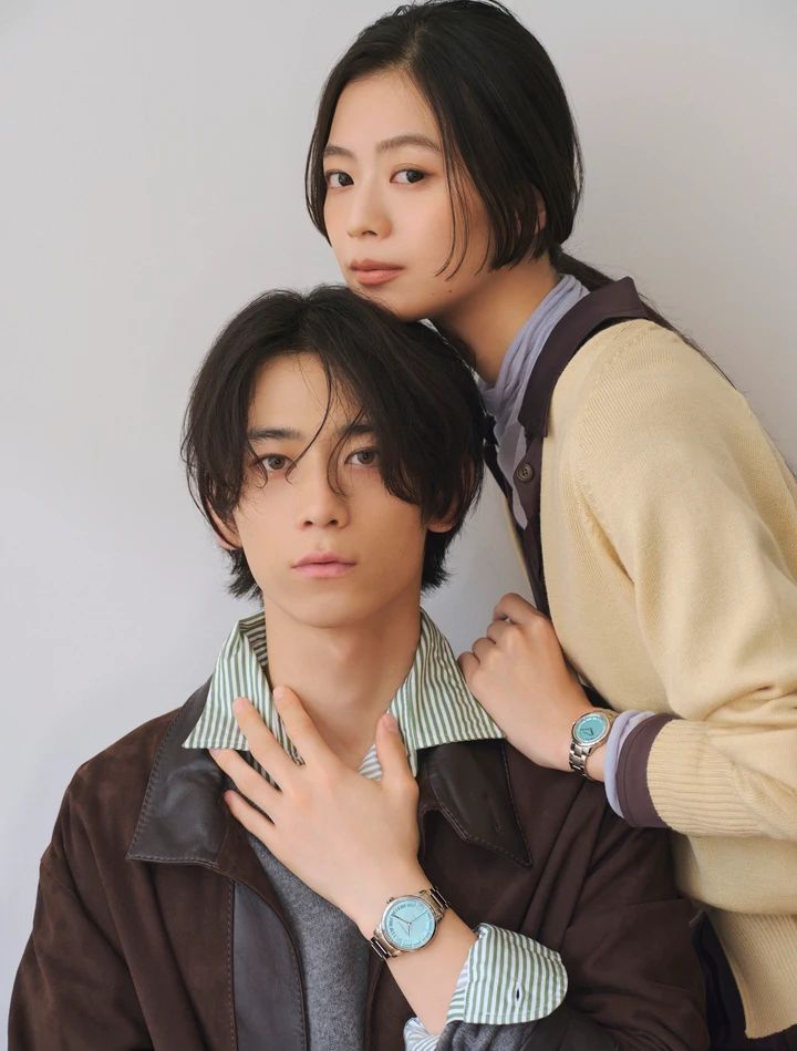 ティファニーのペアウォッチを着用する松木育未さんと小方蒼介さん