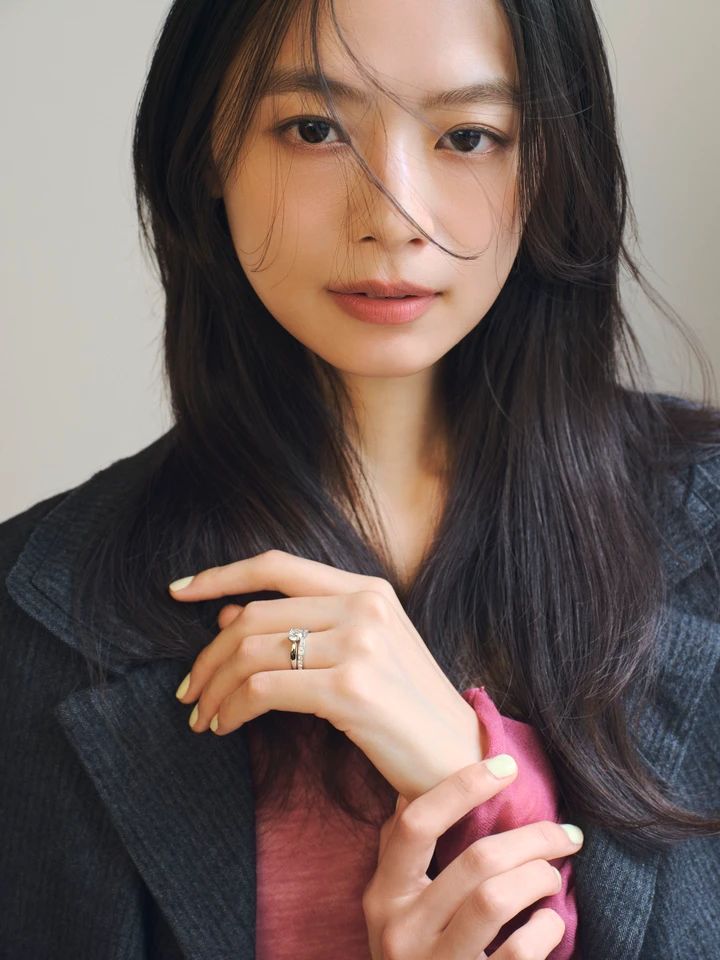 ティファニーハーモニーを着用する松木育未さん