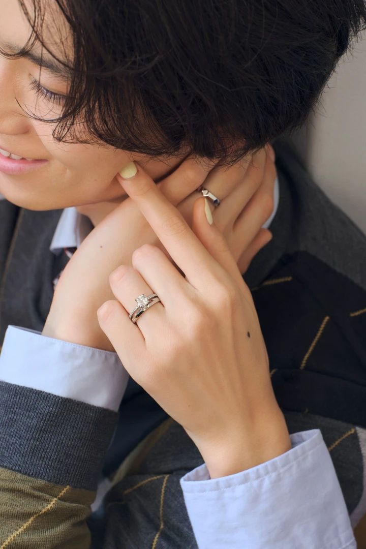ティファニーのペアジュエリーを着用する松木育未さんと小方蒼介さんの手元