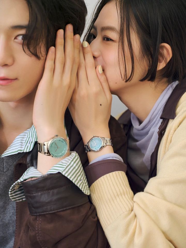 ティファニーアストラクロックを着用する松木育未さんと小方蒼介さん
