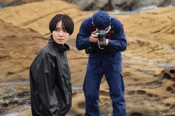 海岸で発見された女性の遺体に違和感を覚え、一人で調べ始める刑事の薫 [c]佐野広実／講談社 ©2026「シャドウワーク」製作委員会