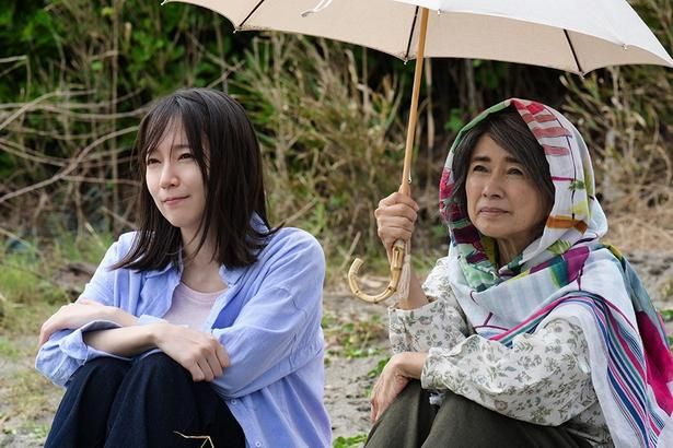 紀子は暴力を受けた女性たちを保護するシェルターへと導かれる [c]佐野広実／講談社 ©2026「シャドウワーク」製作委員会