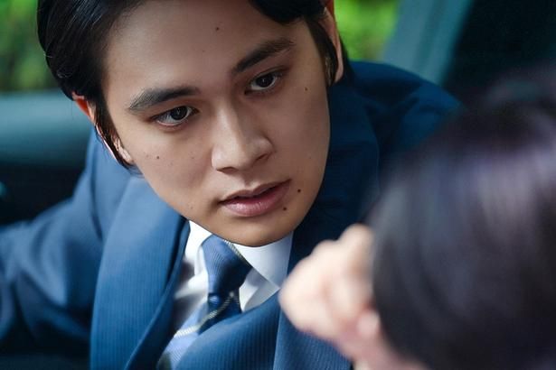 【写真を見る】表情一つ変えず目がいっさい笑わない北村匠海が怖すぎる… [c]佐野広実／講談社 ©2026「シャドウワーク」製作委員会