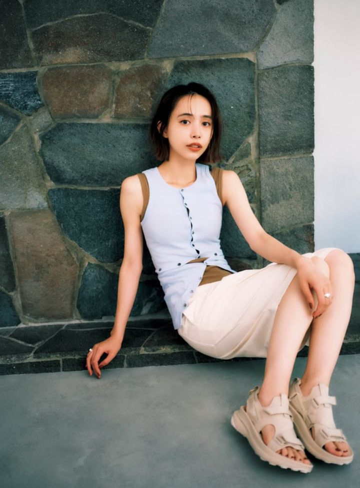 サンダル¥20,900（テバ／デッカーズジャパン） タンクトップ¥19,800（ケイル） 中に着たタンクトップ¥6,050（マルゥ ユナイテッドアローズ／ユナイテッドアローズ カスタマーサービスデスク） ハーフパンツ¥2,990（ユニクロ） リング¥24,000（ヨア） ムーンストーンリング¥29,700（ギン）