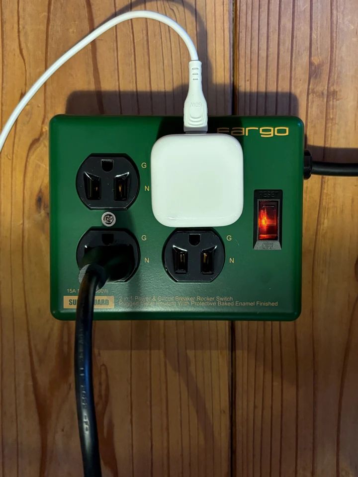 Fargo(ファーゴ)のsteel tap(スチールタップ)をフローリングの上に置いたところ