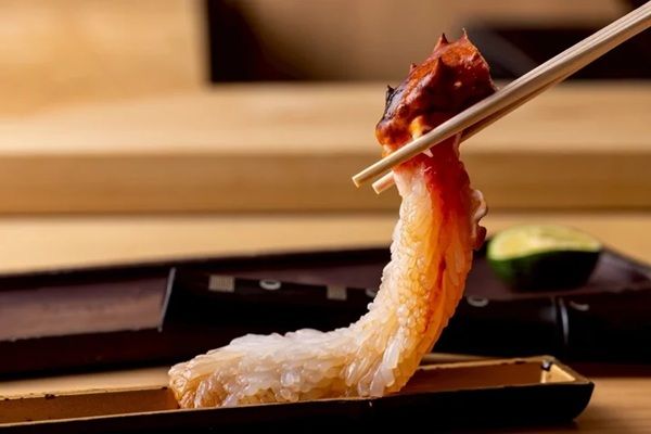 「銀座ふじ」にイバラガニコースが登場！料理人が目の前でイバラガニを調理