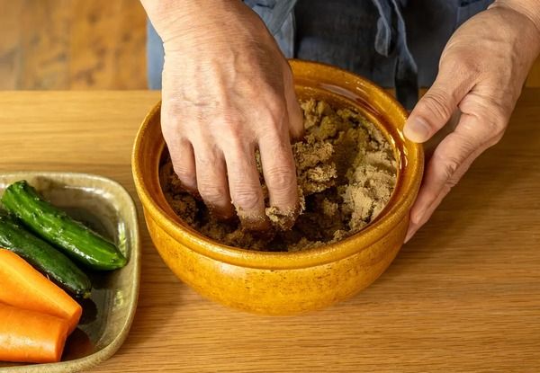 伊賀焼窯元 長谷園、食べきりの量を漬けられる「ぬか漬器」と高台付きのお碗を新発売