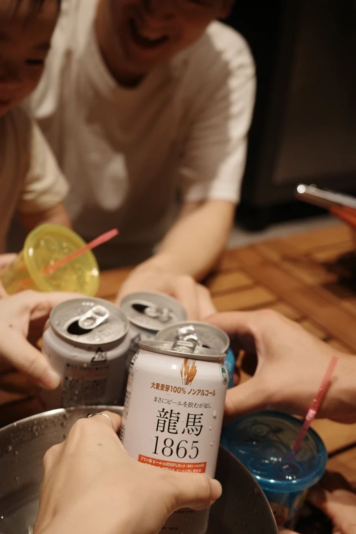 ノンアルコールビールで乾杯する様子