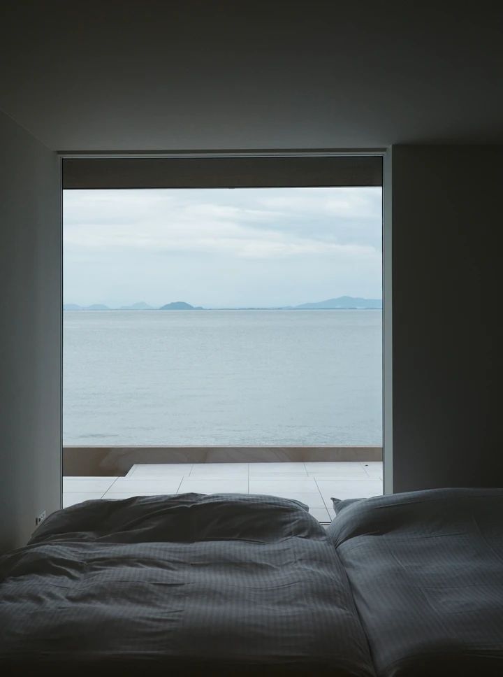 ENINARUのリビングの窓から見える琵琶湖の景色