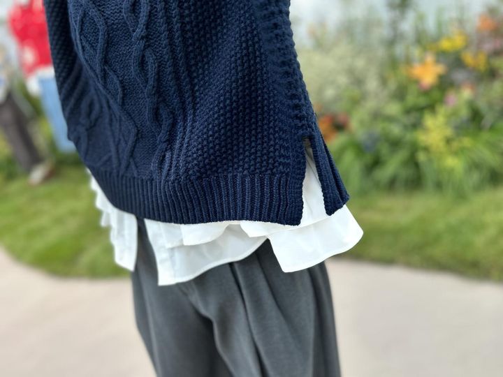 画像3: 【GU×rokh】ケーブルバックリボンセーター by rokh サイズL着用 ¥3,990、フリルシャツ by rokh サイズS着用 ¥2,990 www.gu-global.com