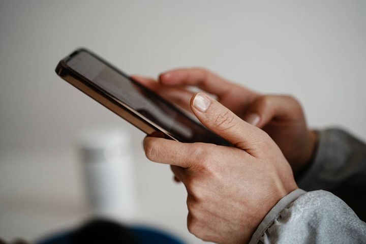 スマホを持つ女性の手元