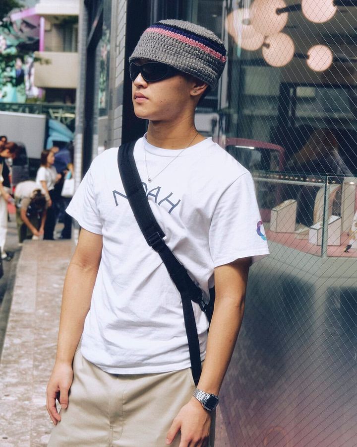 【20代スナップ＠原宿】“日光を集めない色”で暑さ対策！ぼんやり感をローファーで引き締め