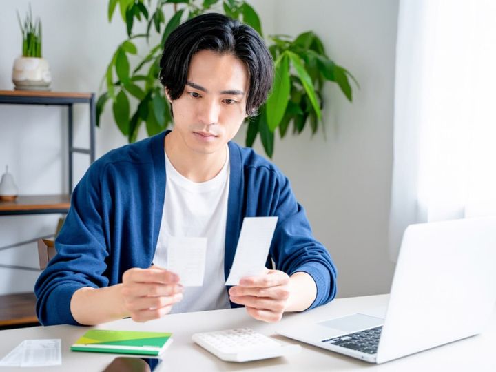 収入面での余裕を活かして家計を支えながら、年齢を重ねた親の生活をサポートするために実家で暮らす人もいます。今回は、東京都大田区に住む33歳男性のエピソードを紹介します。