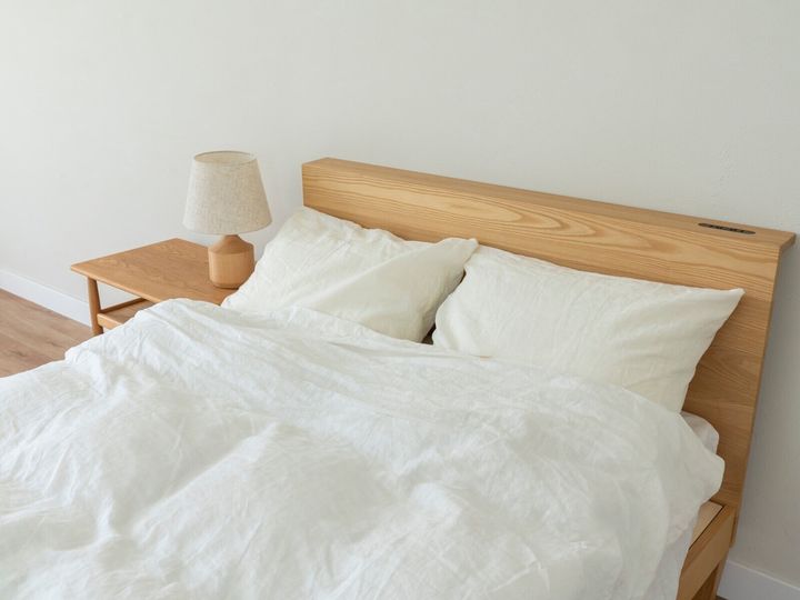 夫婦は同じベッドで寝ていますか？ 実は、寝室を分けている夫婦も少なくありません。さまざまな事情があるなか、筆者は「夫婦は同じベッドで寝るのがいい」と考えています。結婚生活が長くなるほど大切にしたい、夫婦の“夜の距離”について考えます。※画像：PIXTA