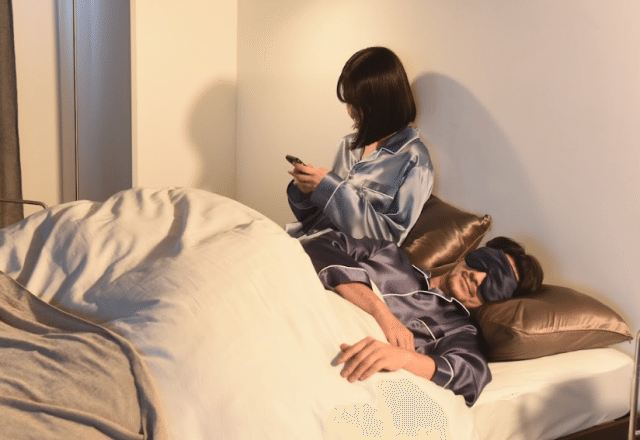 アイマスクをして寝る夫婦
