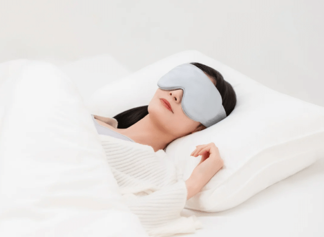 明るい部屋でアイマスクを着けて眠る女性