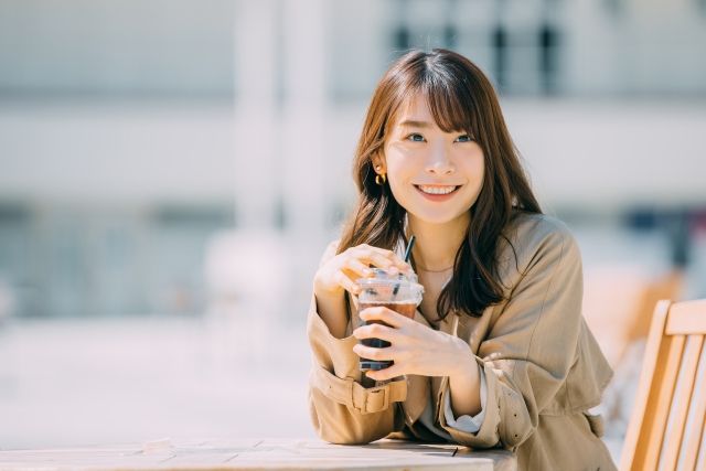 会話中の女性
