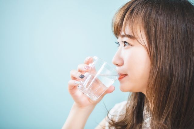 水を飲む女性