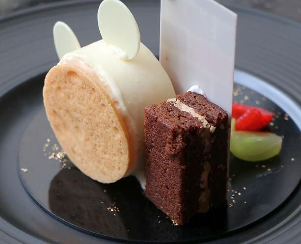 タルト生地や、ホワイトチョコのコーティングなど、さまざまな食感が楽しめる。クルミとコーヒーのバタークリームがサンドされたブラウニーもおいしい！