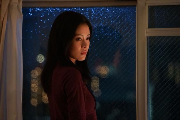 【写真を見る】本作で映画初主演を飾る井筒しまが、“運命の女”土屋名美を演じる [c]2026「雨のエトランゼ」製作委員会