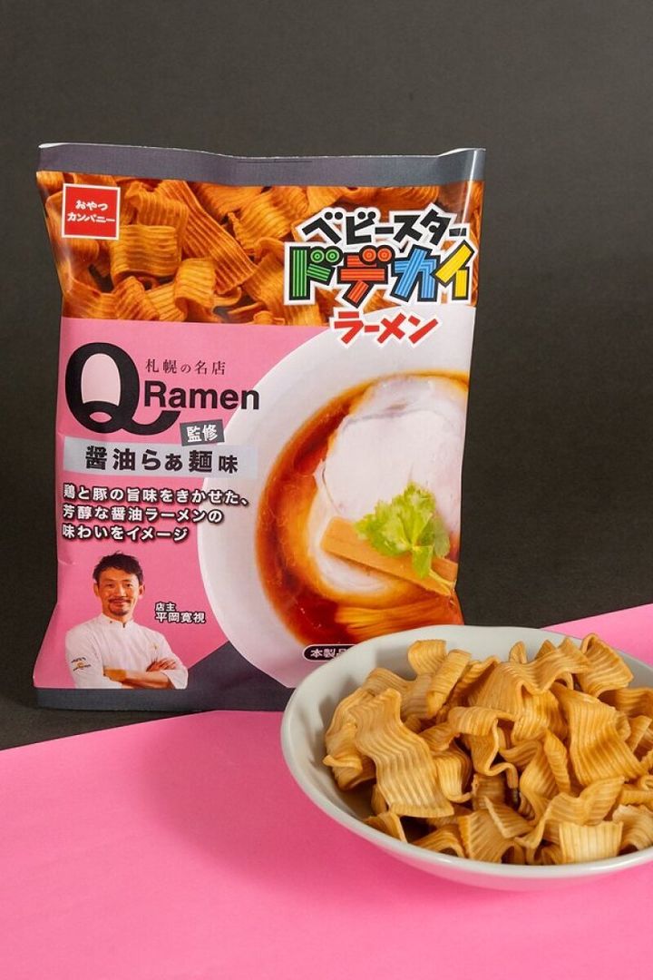 「ベビースタードデカイラーメンQ監修醤油らぁ麺味」の袋と皿に盛られたスナック