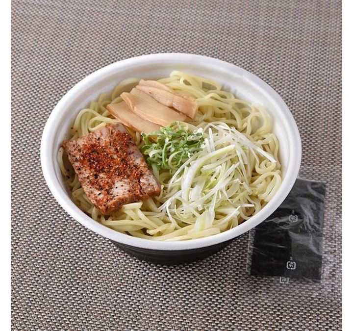 網目模様のテーブルに置かれたチルド麺。チャーシュー、メンマ、ネギがのる