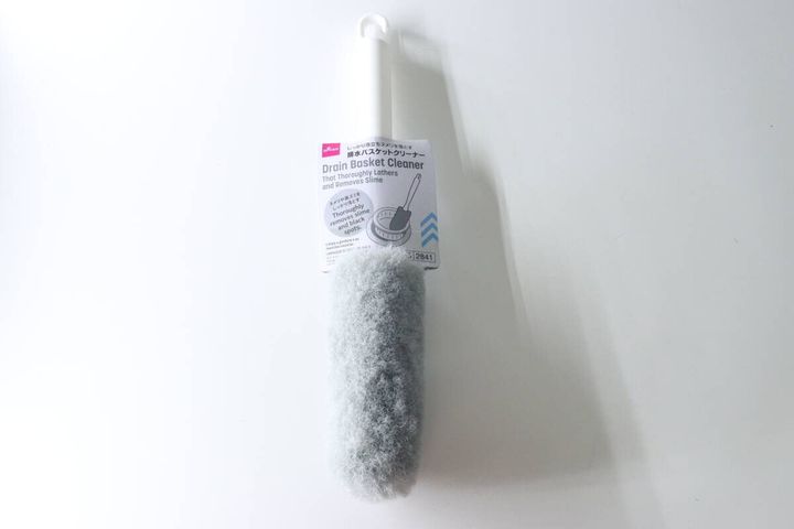 商品パッケージに入った排水バスケットクリーナーが白い背景に置かれている