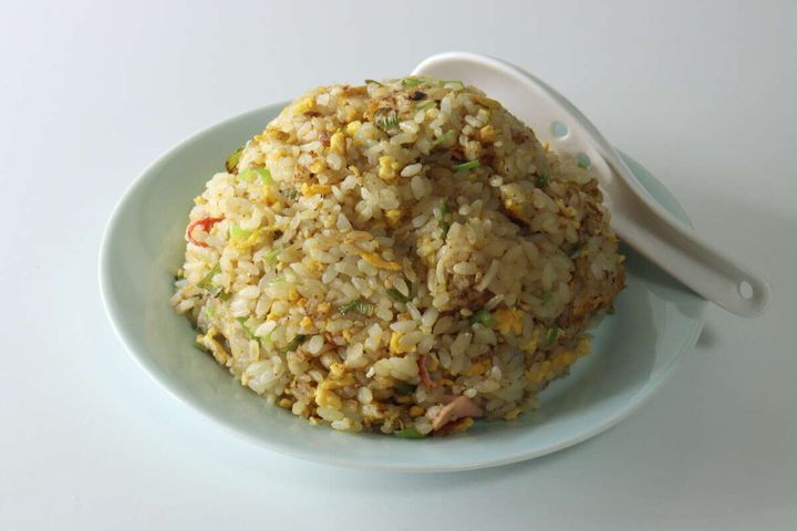 「チャーハンこれ1本」でこんもりと美しく盛り付けられたチャーハンと中華レンゲ