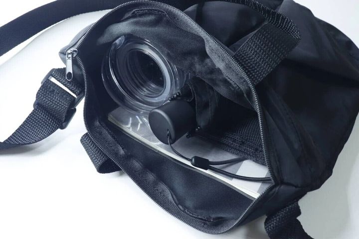 黒い2WAYショルダーバッグのメイン収納に水筒や小物が入っている様子