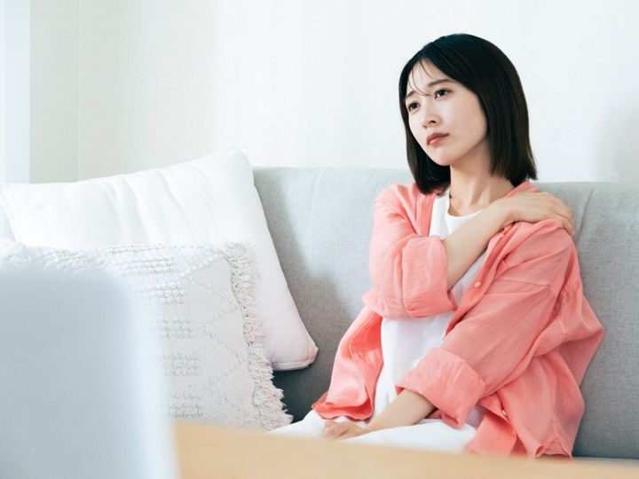 両親の体調悪化をきっかけに実家へ戻り、家事面の助けを得る一方で、ひとりの時間の少なさや将来の医療費への不安を抱えて暮らす人もいます。今回は、京都府亀岡市に住む39歳女性のエピソードを紹介します。