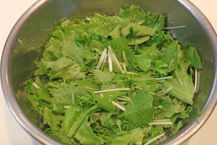 切ったレタスと水菜