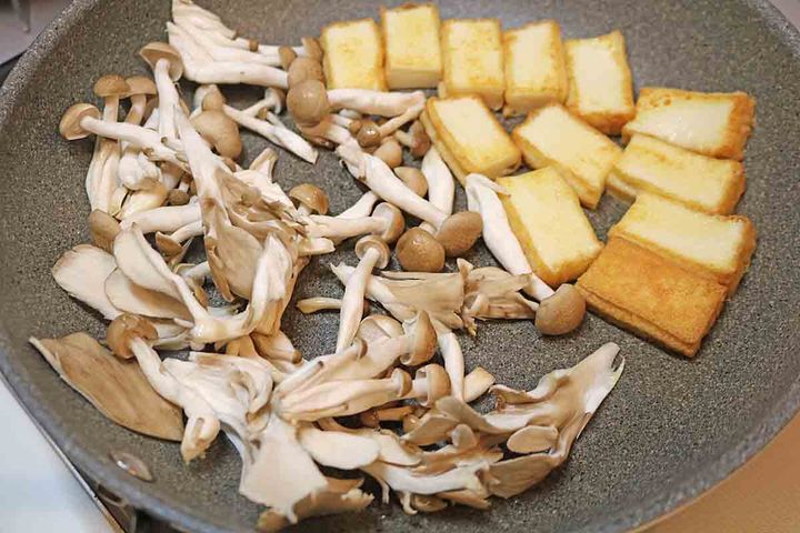 フライパンで厚揚げときのこを焼く様子