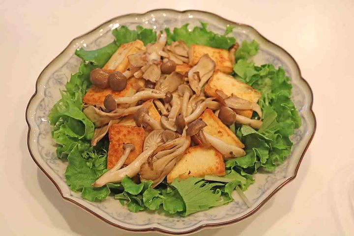 レタスと水菜に厚揚げときのこをのせた様子