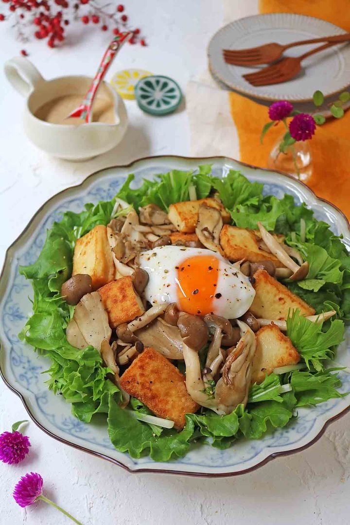 ごまポン酢ドレッシングをかけた厚揚げときのこのサラダ