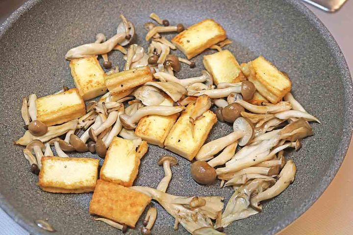 こんがりと焼いた厚揚げときのこ