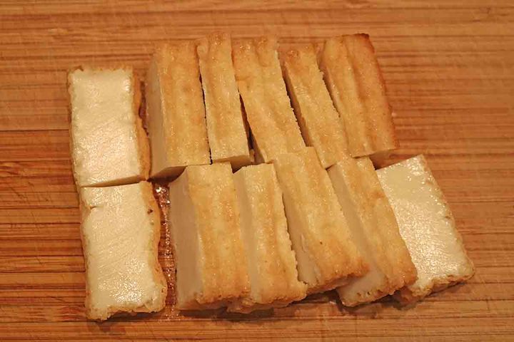食べやすい大きさに切った厚揚げ