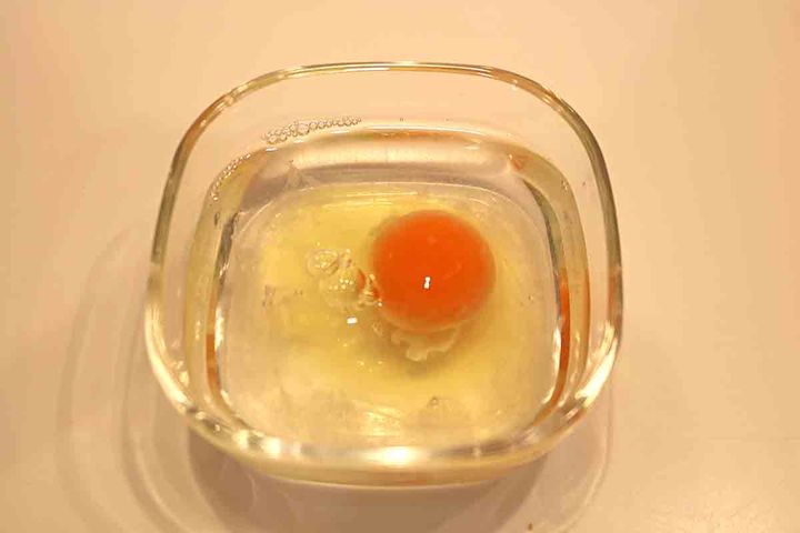 耐熱容器に卵と水を入れた様子