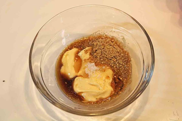 ごまポン酢ドレッシングを混ぜ合わせる様子