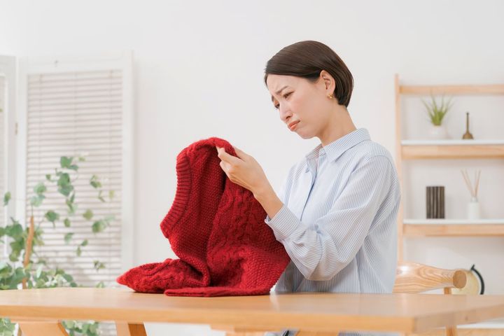 適切な手入れをせずに衣服をしまうと、翌年に虫食いやカビなどにより着られなくなるケースも（画像はイメージ）