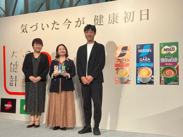 「大人の健康計画」シリーズを手にする登壇者3人