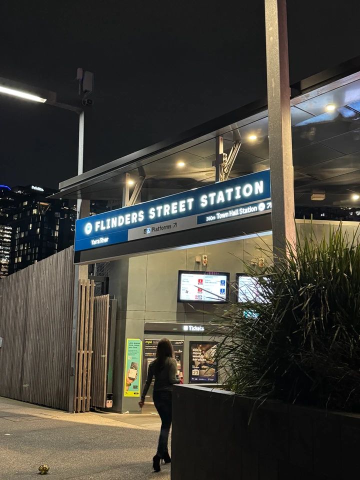 都会と自然が混ざり合う瞬間｜フリンダース駅裏のヤラ川の夜景が綺麗_2