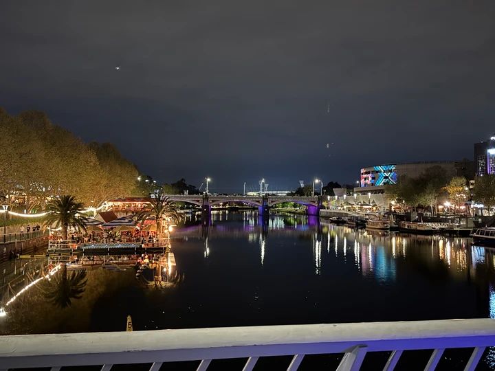 都会と自然が混ざり合う瞬間｜フリンダース駅裏のヤラ川の夜景が綺麗_4