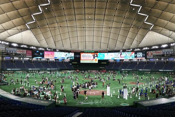 【写真】普段なかなか立ち入る機会のないグラウンドエリアを満喫できる