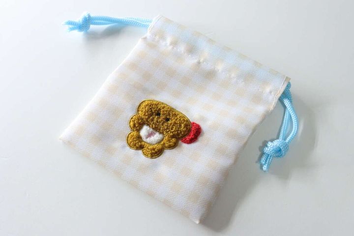 ダイソーのサガラ刺繍プチ巾着、エビフライ坊やの刺繍と水色の紐