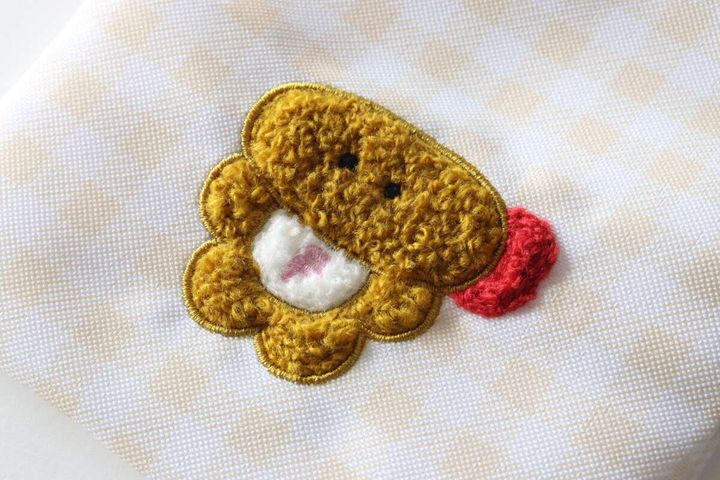 ダイソーのサガラ刺繍プチ巾着、エビフライ坊やの刺繍部分のクローズアップ