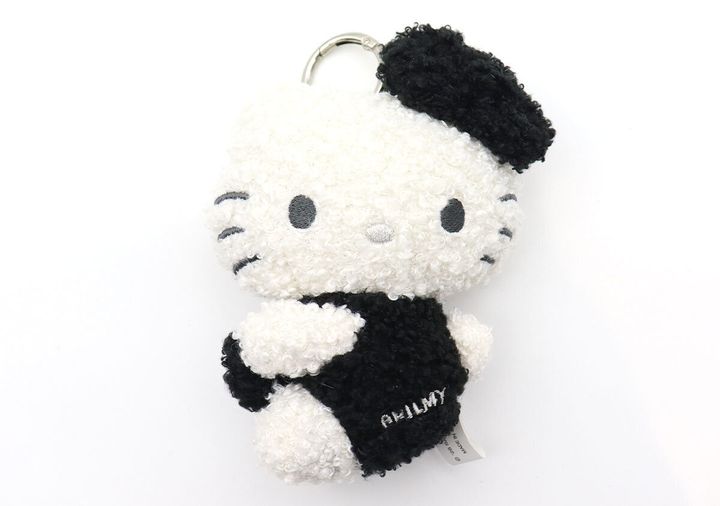白と黒のもこもこ素材のハローキティぬいぐるみチャーム