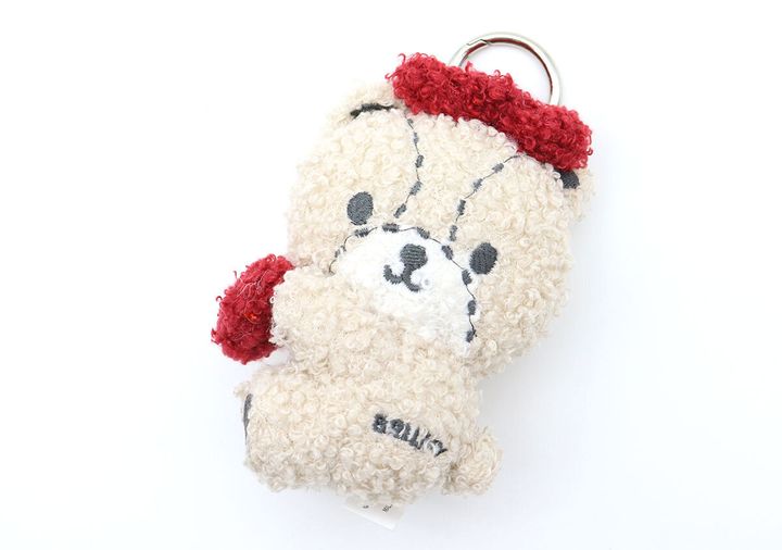 ベージュ色のもこもこ素材のタイニーチャムぬいぐるみチャーム