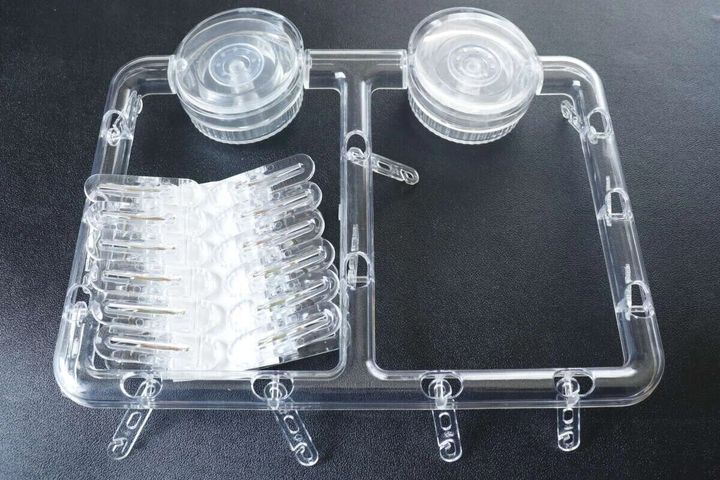 クリア素材の吸盤式室内用ピンチハンガーの全体像